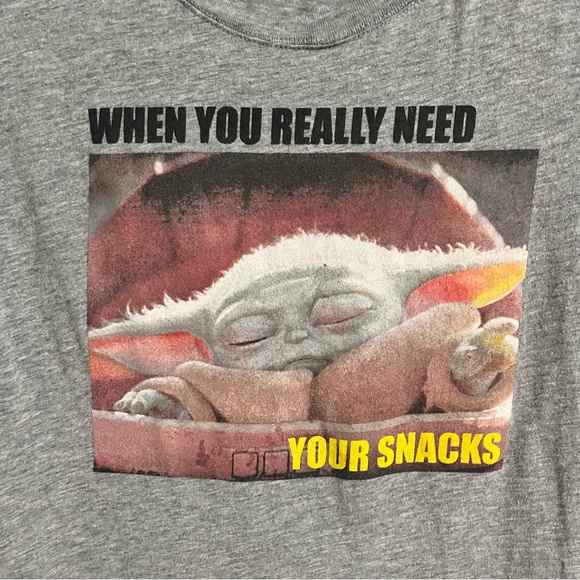 Mandalorian Baby Yoda Snacks Tshirt size L - Picture 2 of 4